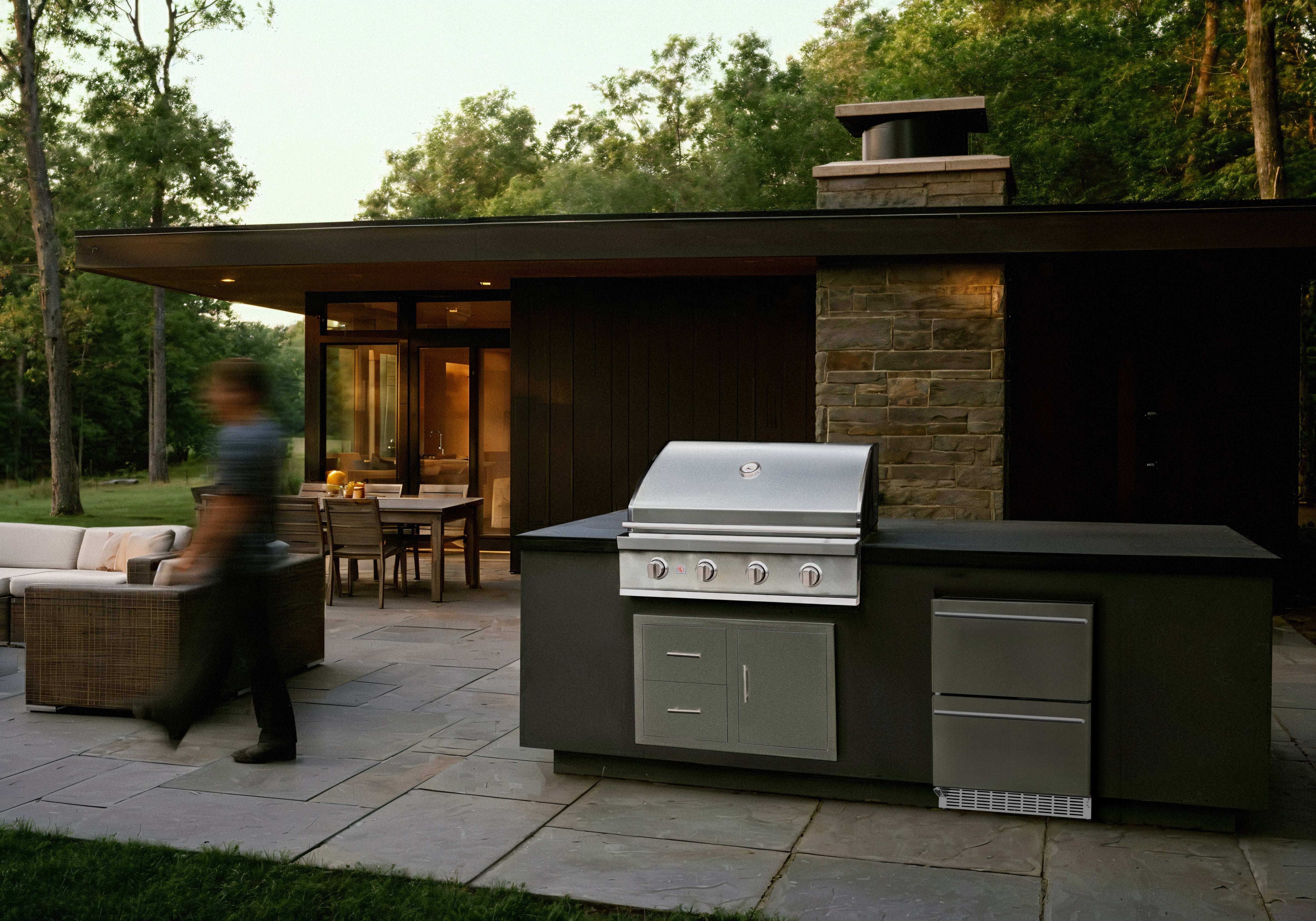 Summerset Sizzler 32-Inch 4-Burner Freestanding Gas Grill
